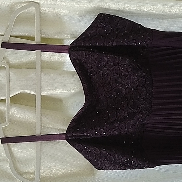 R&M Collections  Size 16. Maroon/Burgundy - Picture 3 of 10